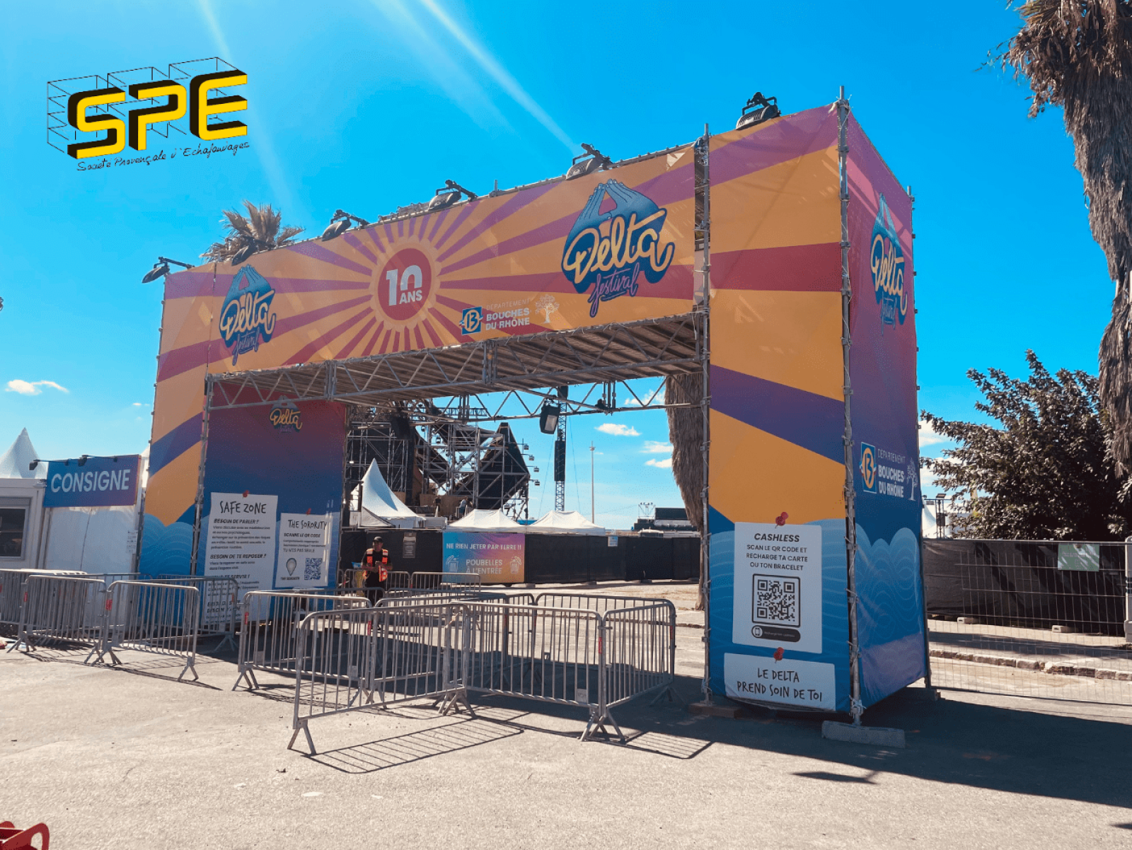 Arche d'entrée Delta Festival au Prado à Marseille