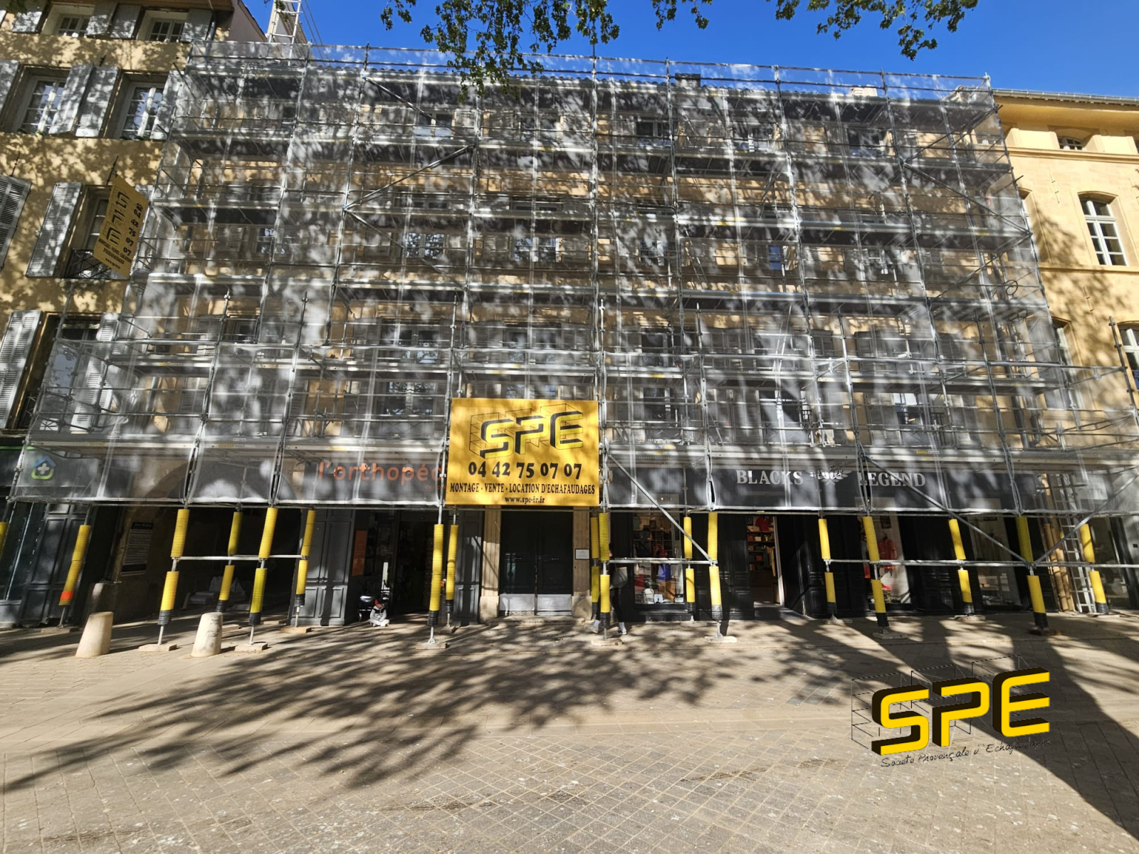 Installation d'un échafaudage en centre-ville sans bloquer les accès à Aix-en-Provence dans les Bouches-du-Rhône