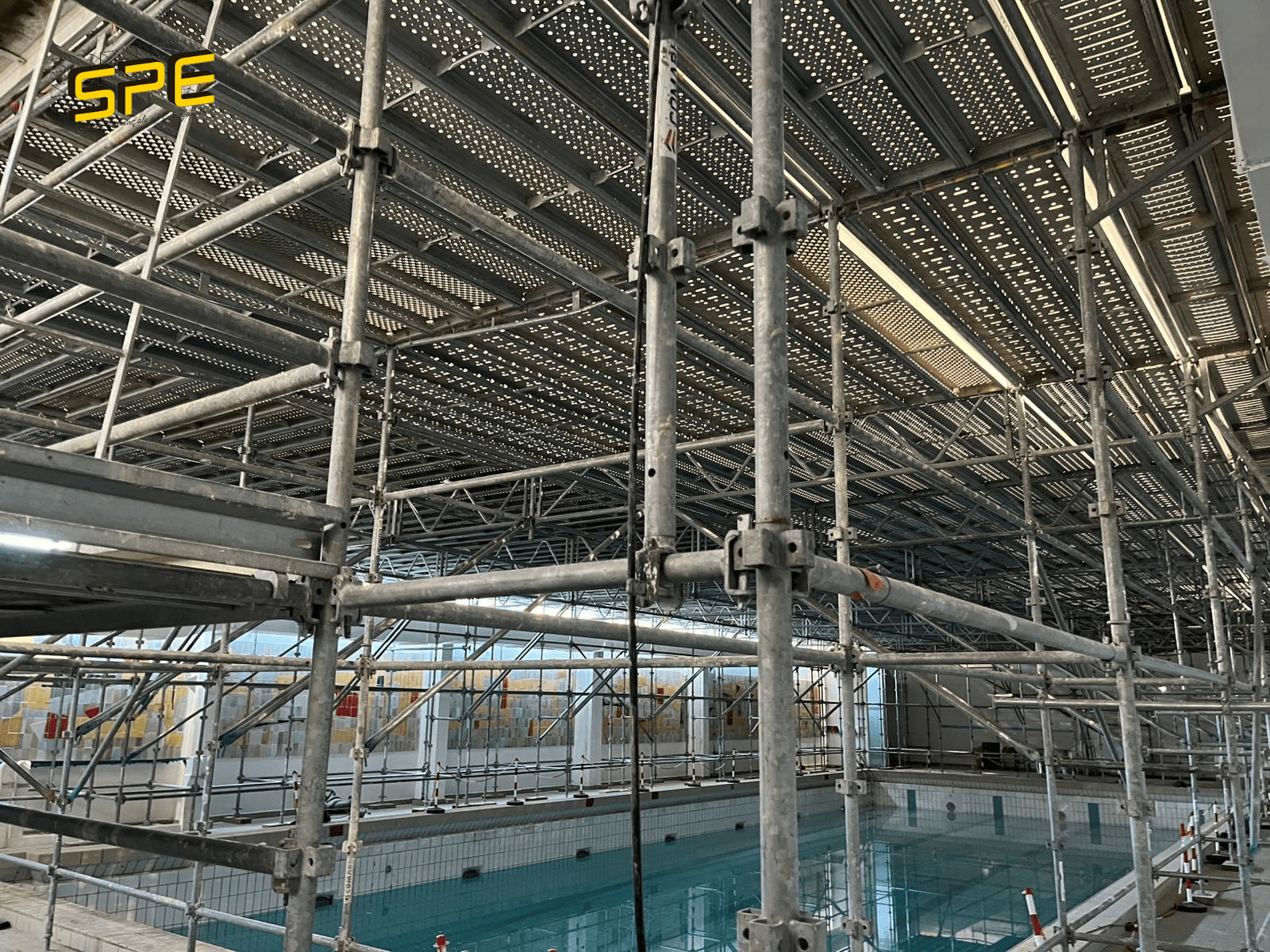 Échafaudage au dessus du bassin d'une piscine 