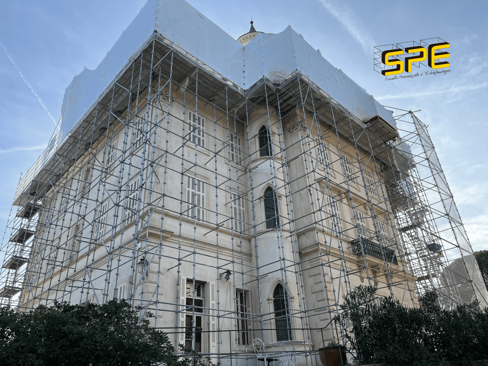 Installation d’un parapluie d’échafaudage mono-pente pour la protection de la toiture du Château d’Astros à Vidauban