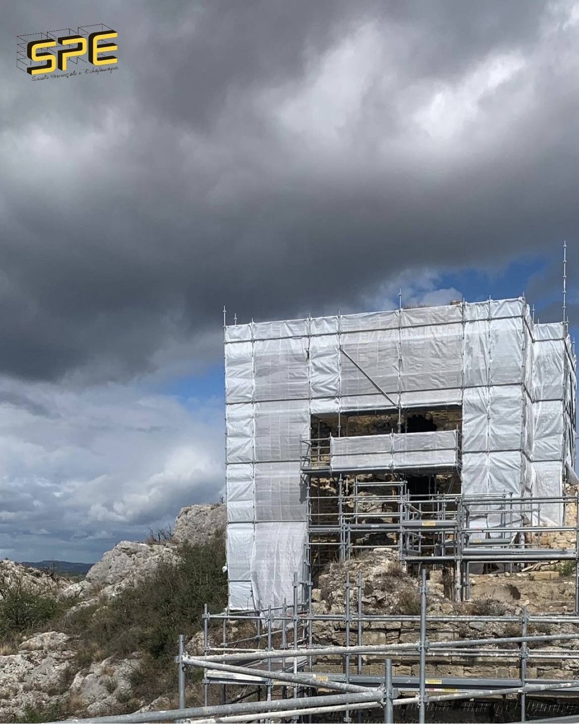 echafaudage au chateau de l'hers