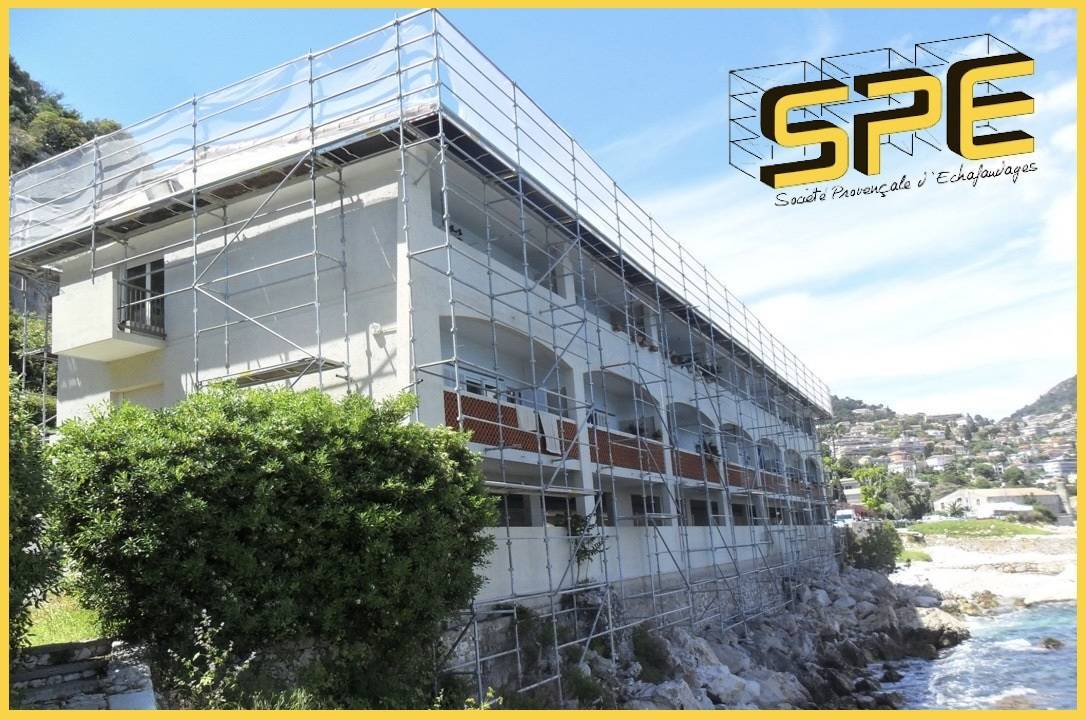 Installation d'un échafaudage pour couvreur à Villefranche sur Mer près de Nice