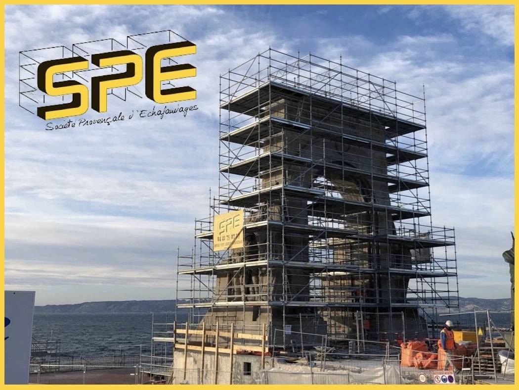 Échafaudage en bord de mer sur la corniche à Marseille dans le 13