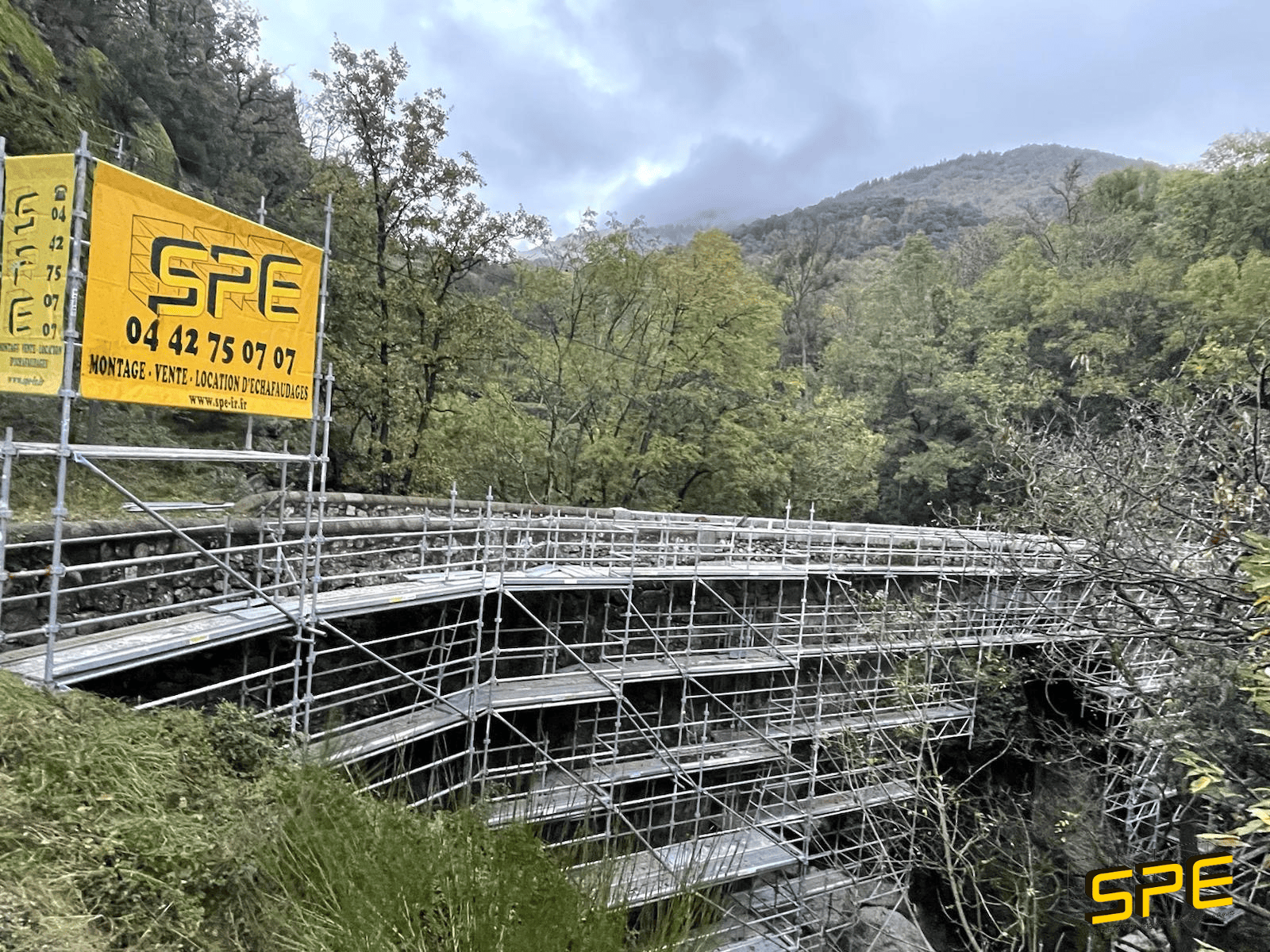 Échafaudage sur ouvrage d'art dans le Gard