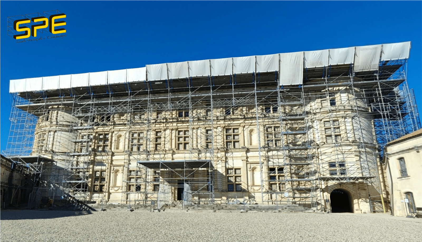 Toiture provisoire, parapluie au château Grignan