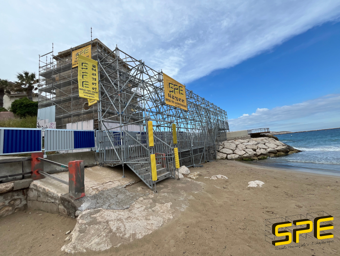 La Tour du Lazaret sur la plage des Catalans à Marseille