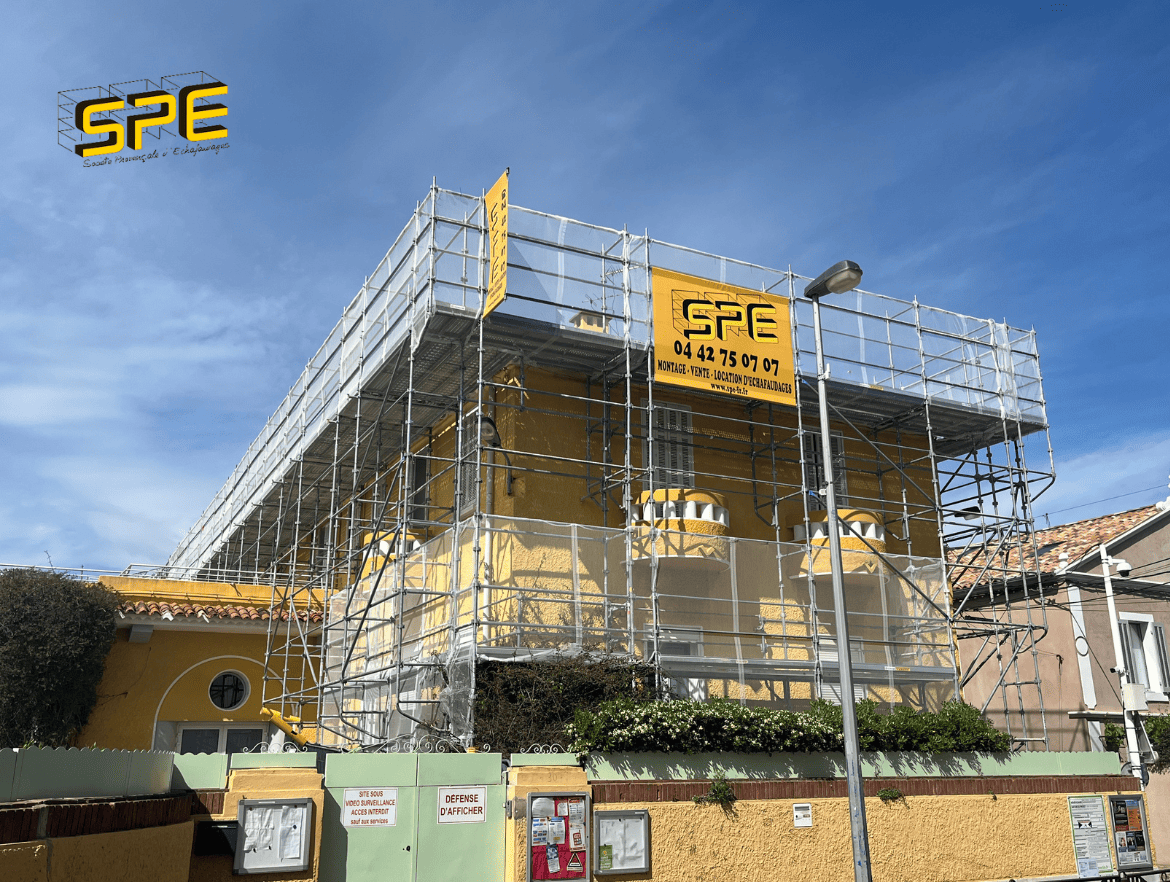 Échafaudage multidirectionnel et parapluie à Bandol dans le VAr