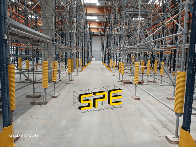 Échafaudage à Carrefour à Grans