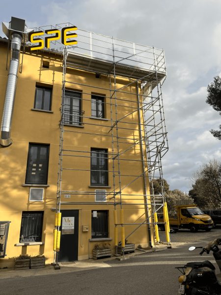 Montage d'un échafaudage pour couvreur/charpentier à Marseille