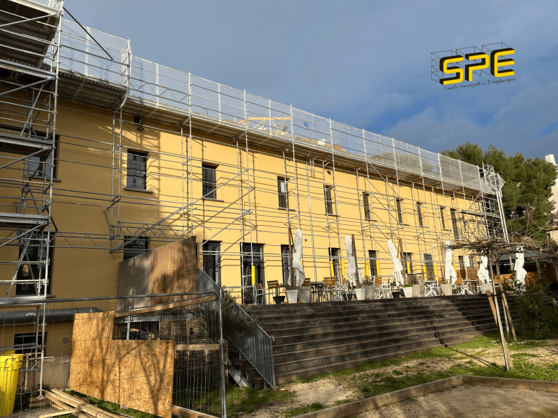 Mise en place d'un échafaudage au restaurant Le Cloître à Marseille