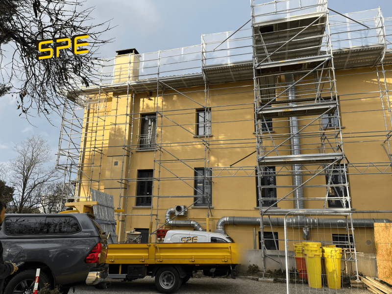 Comment installer un échafaudage en centre-ville sans fermer un commerce ?