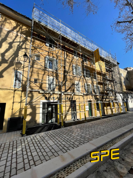 Montage d'un échafaudage sur le cours Sextius à Aix-en-Provence