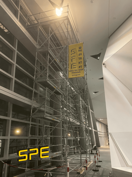 Installation d'un échafaudage de nuit à Marseille au sein de la Tour CMA-CGM