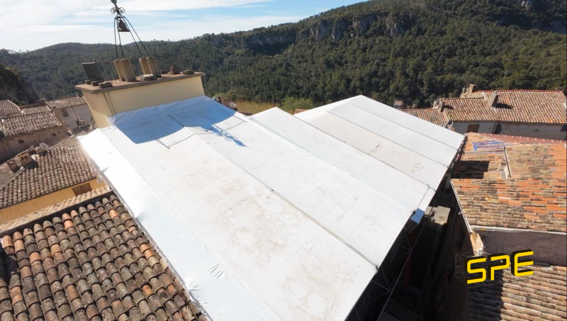 Pourquoi choisir un parapluie roulant plutôt qu’une toiture provisoire complète ?
