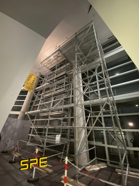 Installation d'un échafaudage à la Tour CMA-CGM à Marseille