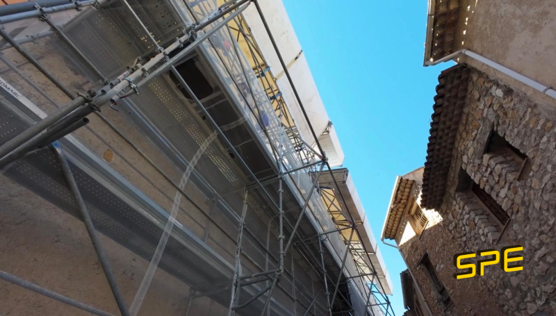 Installation d'échafaudage fixe et de toiture provisoire dans le Var