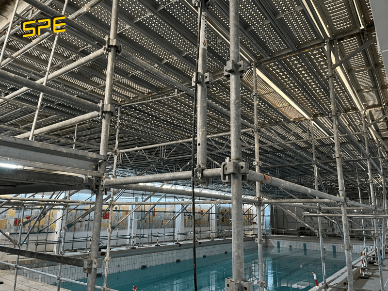 Échafaudage au dessus du bassin d'une piscine 