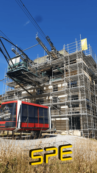 Pose d'un échafaudage pour la gare intermédiaire du téléphérique de Las Donnas à Saint-Étienne-de-Tinée
