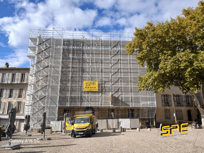 Installation d'un échafaudage avec sapine de levage et escalier de chantier à Avignon à l'Hôtel des Monnaies