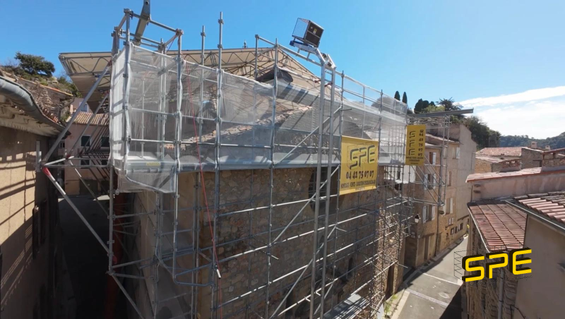Installation d'un échafaudage à l'église de l'annonciation à Châteaudouble 