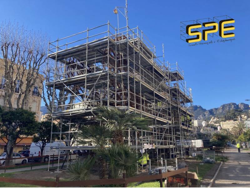 échafaudage pour la fêtes des citrons