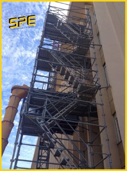 Location d'un escalier de chantier et de goulotte par la Société Provençale d'Échafaudages