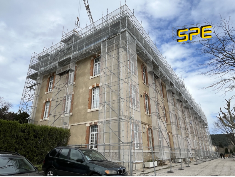 Mise en place d'un échafaudage technique à Aix-en-Provence