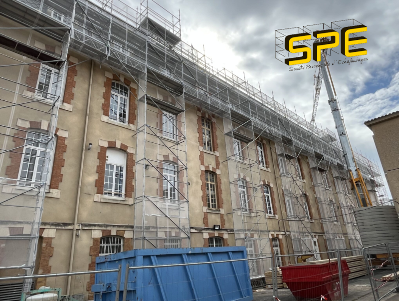 Installation d'un échafaudage au lycée militaire d'Aix-en-Provence
