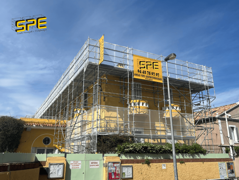 Échafaudage multidirectionnel et parapluie à Bandol dans le VAr