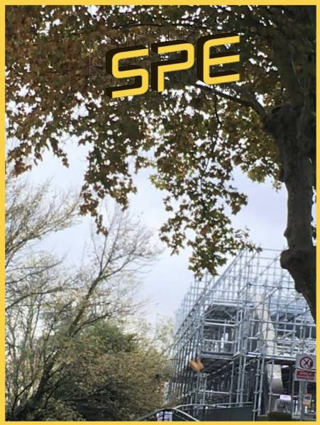 Échafaudage installé sur le pont de Chusclan