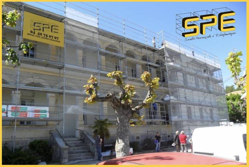 Échafaudage pour refaire l'isolation du bâtiment à Digne-les-Bains dans le département des Alpes de Haute-Provence